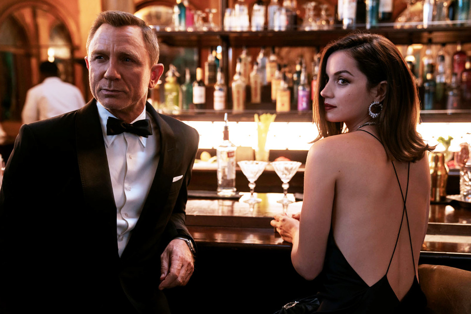 James Bond (Daniel Craig, 53) und Agent Paloma (Ana de Armas, 33) sorgen in "Keine Zeit zu sterben" für beste Unterhaltung.