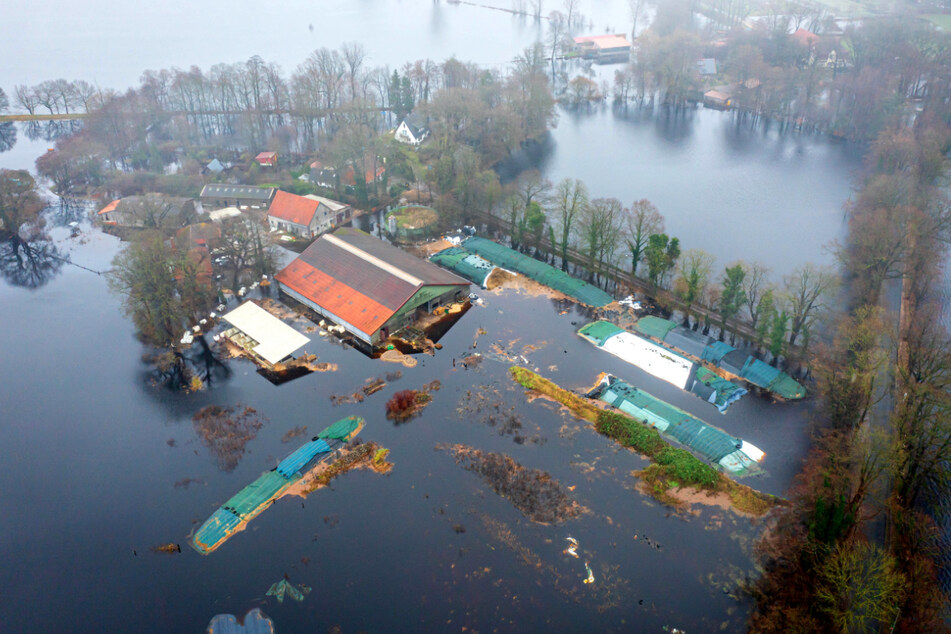 Im Bremer Stadtteil Timmersloh steht ein Bauernhof unter Wasser.