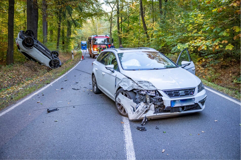 Im Gegenverkehr kollidierte die Nissan-Fahrerin frontal mit einem Seat.