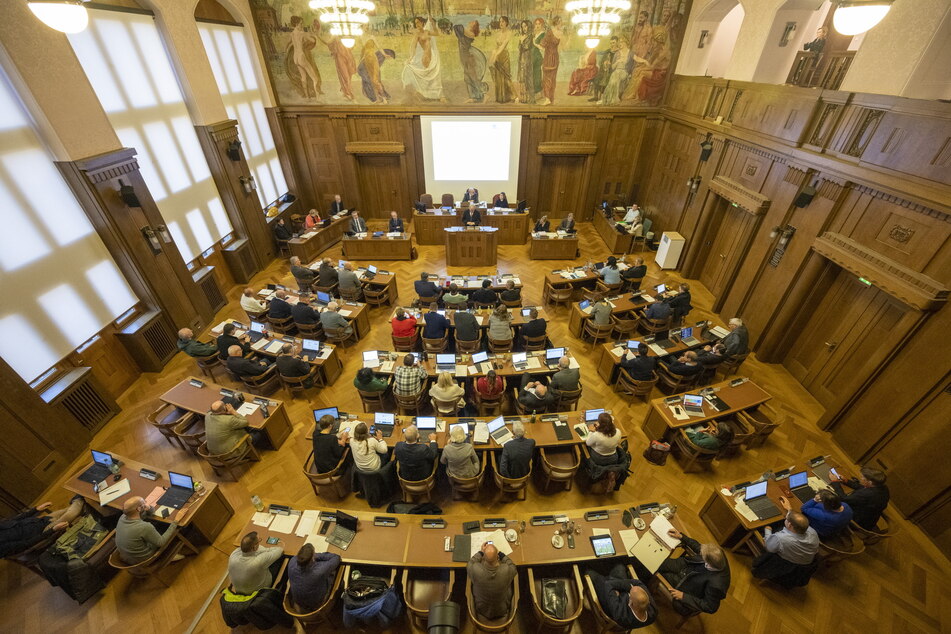 Der Chemnitzer Stadtrat beschloss gerade erst den Doppelhaushalt für 2023/24. Jetzt ist wieder ein Loch im Zahlenwerk.