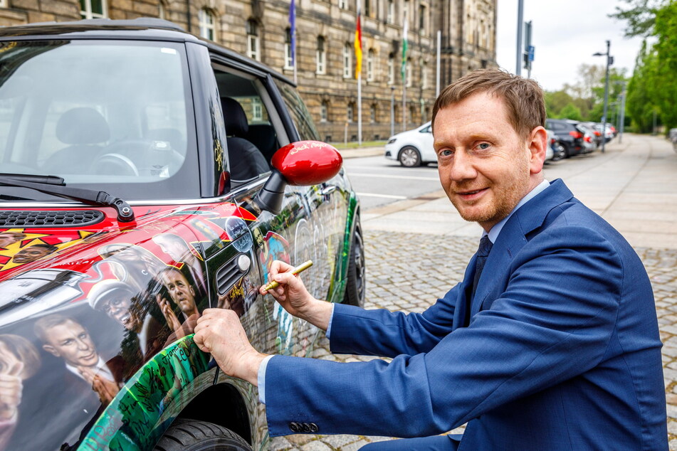 Autogramm auf Blech: Regierungs-Chef Kretschmer unterzeichnete persönlich auf dem Klopp-Mini.