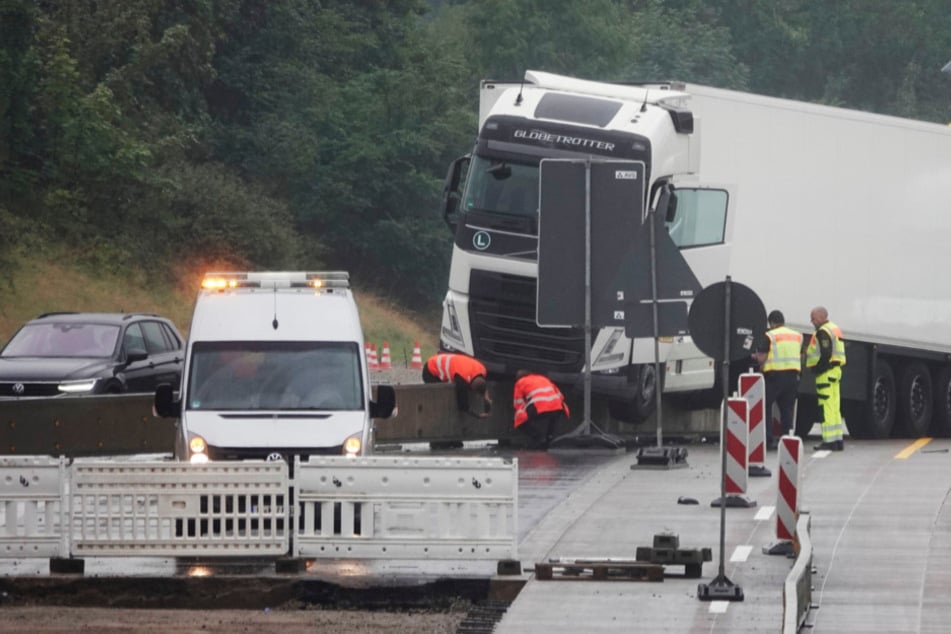 Unfall A4: Unfall auf A4 bei Chemnitz: Lkw landet auf Leitplanke