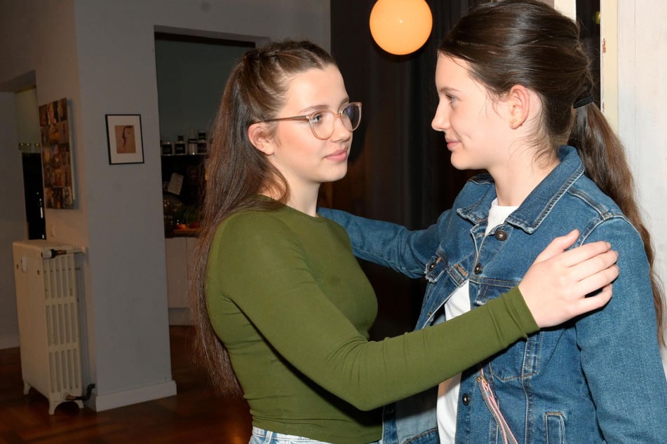 Helena (r.) verabschiedet sich von Kate.