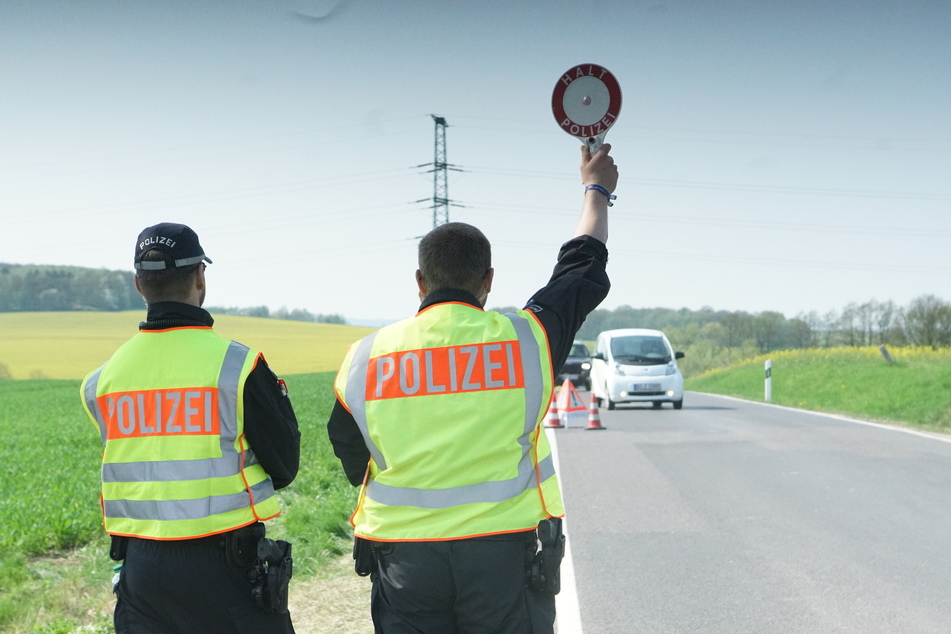 In vermutlich echten Polizeiuniformen führten die Ganoven auf einer Landstraße bei Altenhain eine Verkehrskontrolle durch.