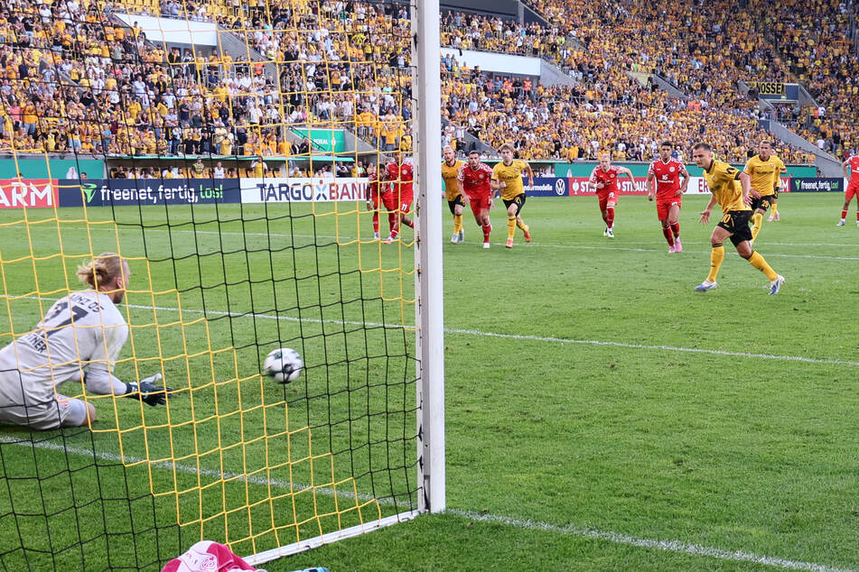 Hier vergibt Jakob Lemmer den Elfmeter für Dynamo.