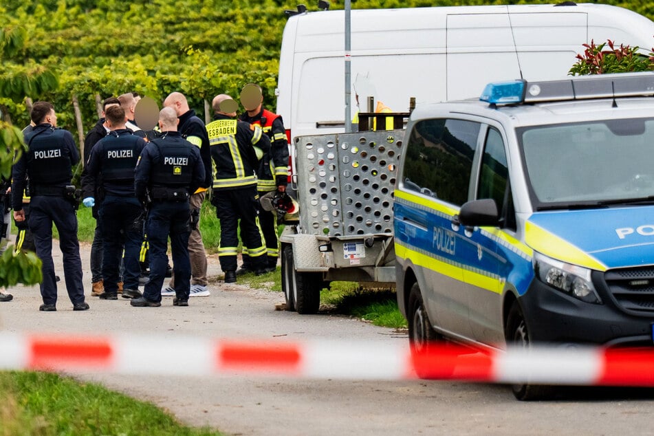 Der 55-Jährige war mit einer Brunnenbohrung beschäftigt, als er in das selbstfahrende Bohrgerät geriet.
