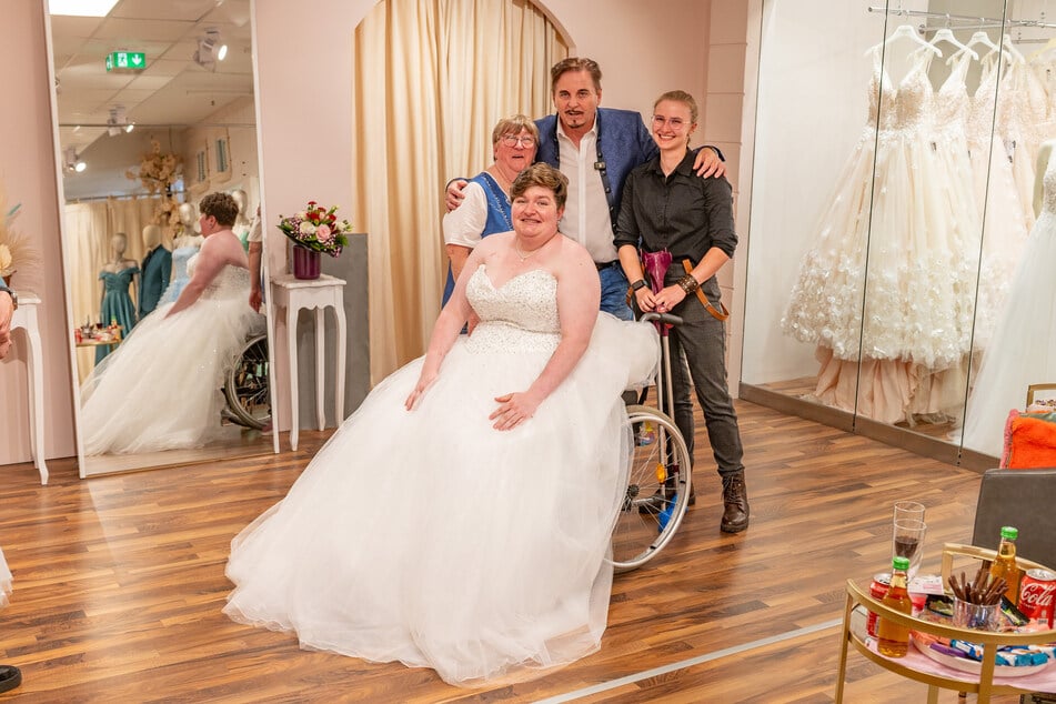 In einem opulenten Hochzeitskleid genießt Maria (vorn) die Anprobe mit ihrer Oma Petra (68), Uwe Herrmann und Freundin Anne (26).