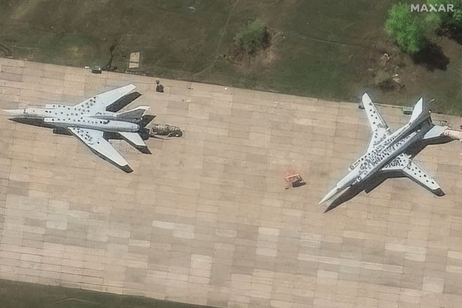 Zwei russische Bomber vom Typ Tupolew Tu-22 am Stützpunkt Belaya in Ostsibirien. Die Russen haben Reifen auf die Tragflächen gelegt, um die künstliche Intelligenz feindlicher Drohnen zu verwirren.