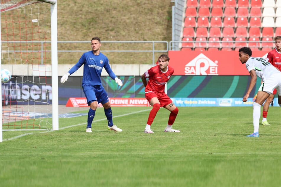 In der 37. Minute schoss David Odogu (r.) das 2:0 für Wolfsburg gegen den FSV.