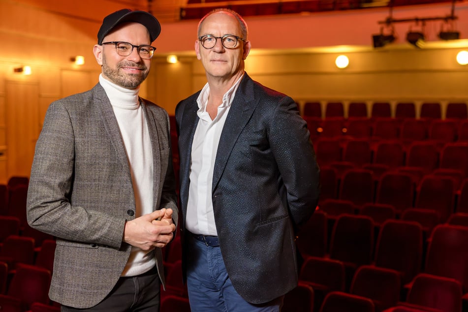 Christian Kühn (42, l.), künstlerischer Leiter der Comödie Dresden und Geschäftsführer Olaf Maatz (58) versprechen "Scherz mit Herz" für die Spielzeit 2025.