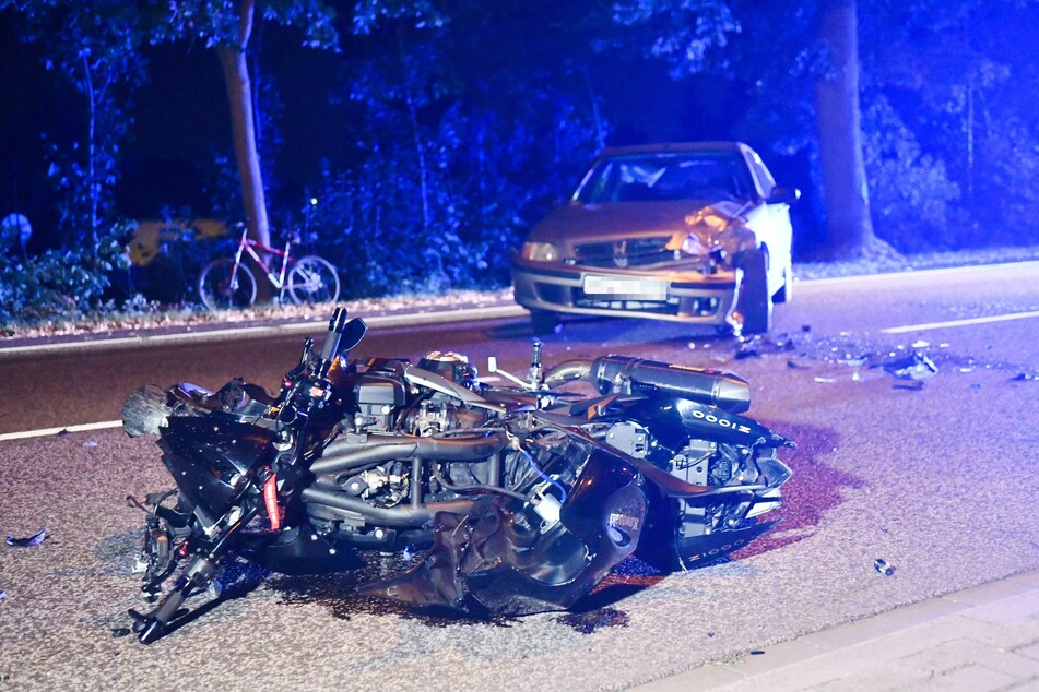 Ein Motorradfahrer ist in Magdeburg von einem Auto erfasst worden. Der Biker erlitt dabei schwere Verletzungen.