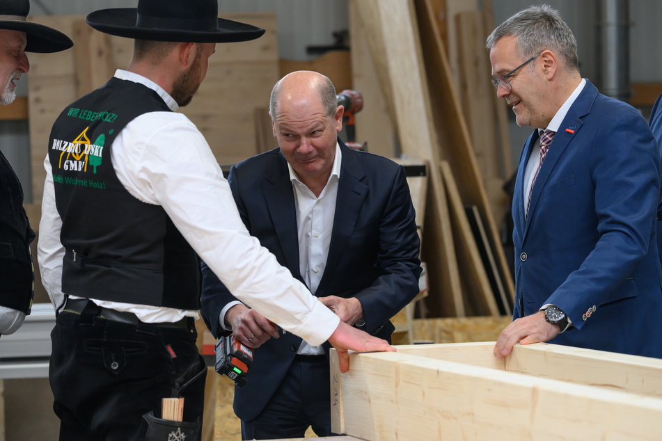 Nagelprobe mit Kanzler: Bei seinem Besuch im Dresdner Holzbauunternehmen Lepski durfte der Kanzler kurz selbst Hand anlegen, rechts Handwerkspräsident Jörg Dittrich (54).