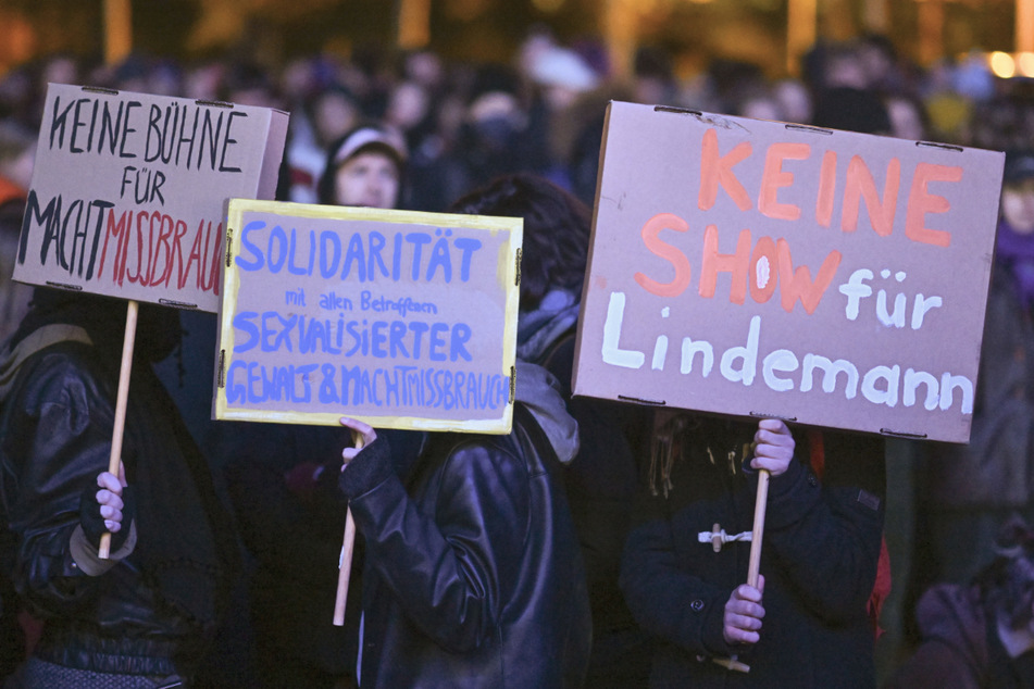 Demonstranten begleiten ein Rammstein-Konzert in Leipzig.