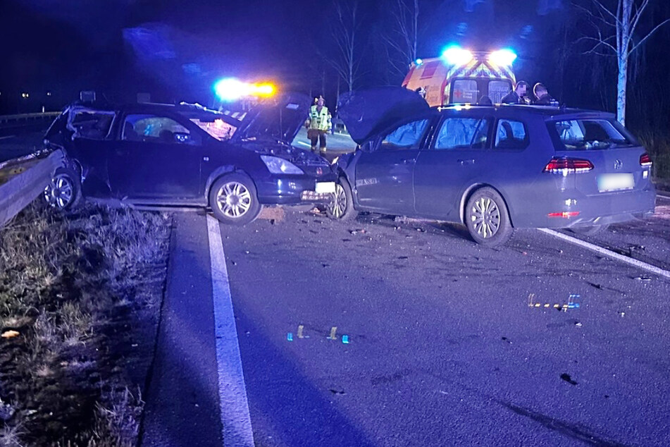 Auto kracht in Mittelleitplanke: Zwei Verletzte bei heftigem Unfall auf B2 nahe Leipzig