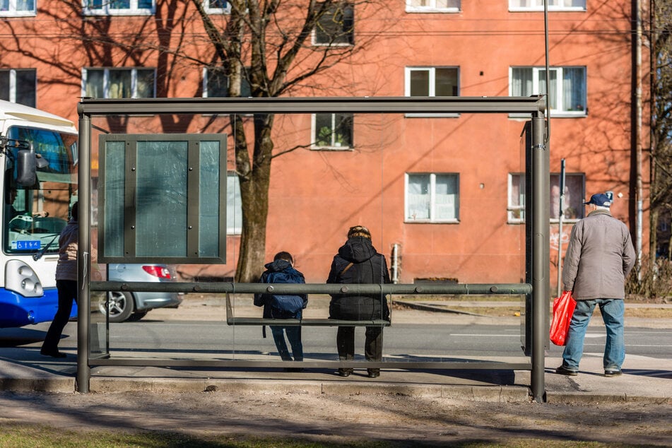 Am Montagnachmittag wurde eine 91-jährige Frau an einer Erfurter Bushaltestelle von bisher unbekannten Tätern schwer verletzt. (Symbolbild)