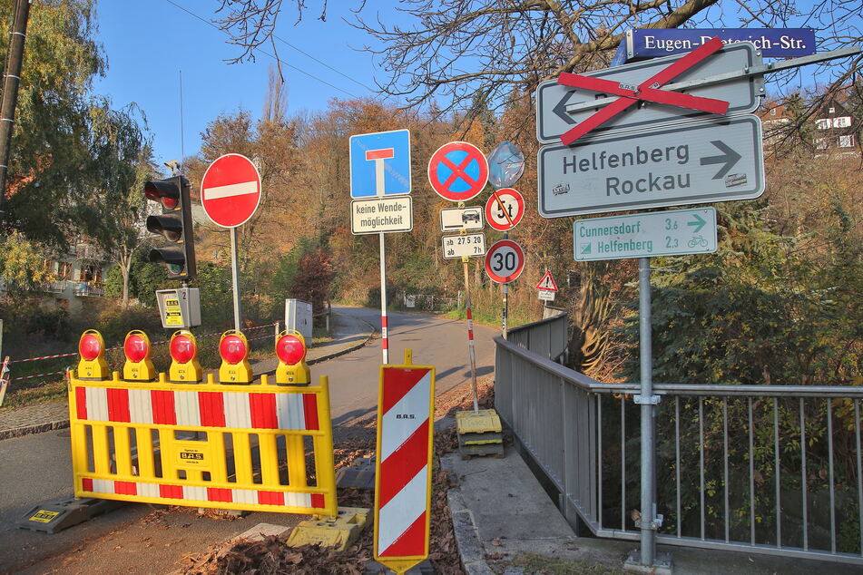 Aktuell führen vor allem kleine Straßen zum Fernsehturm. Vor einer Eröffnung müsste umfassend saniert werden.