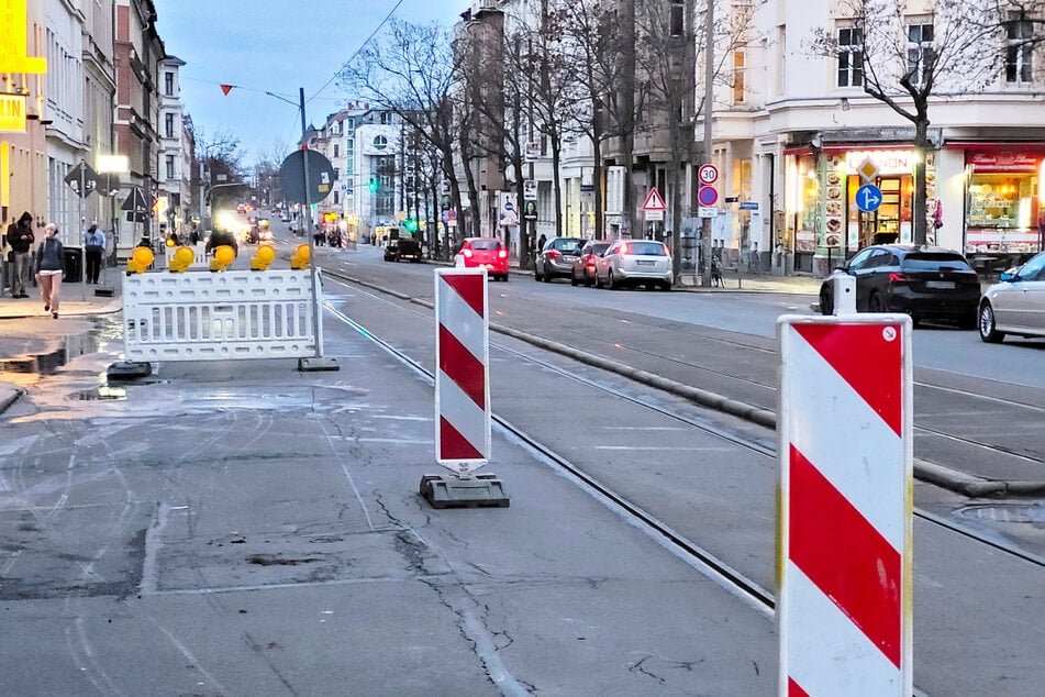 An dieser Baustelle in der Riebeckstraße stand der Mann sehr wahrscheinlich, als er fast von dem Paketauto erfasst wurde.