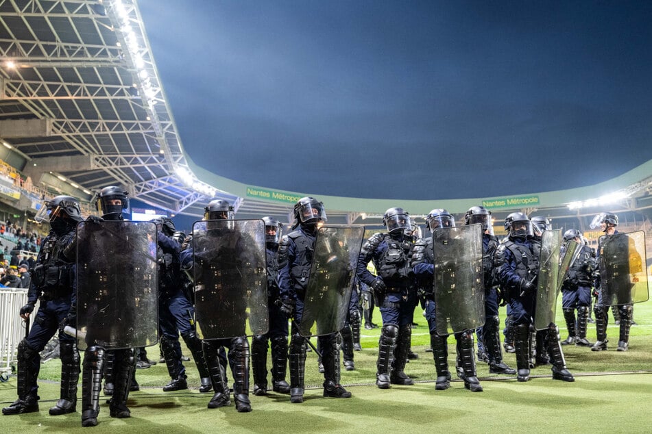 Die Polizei sicherte den Platz ab, bis die Partie schließlich endgültig abgebrochen wurde.