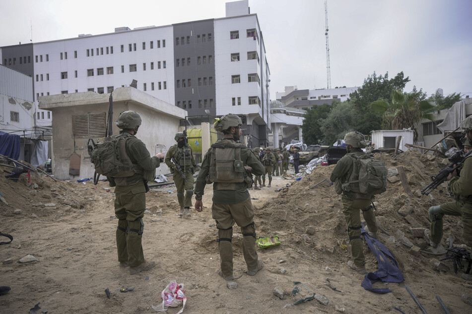 Israelische Soldaten stehen vor dem Schifa-Krankenhaus in Gaza-Stadt.