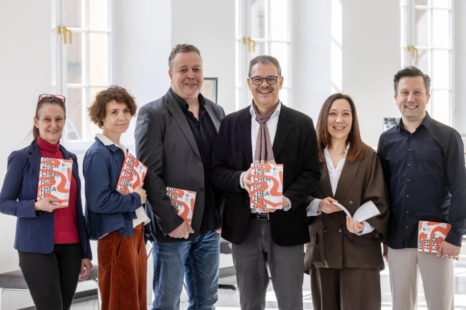 Die Theatersparten-Chefs sehen die neue Grundsatzdebatte um das Schauspiel mit wachsender Sorge (v.l.): Sabrina Sadowska (Ballett), Gundula Hoffmann (Figurentheater), Carsten Knödler (Schauspiel), Christoph Dittrich (Generalintendant), Christine Marquardt (Oper) und Benjamin Reiners (Generalmusikdirektor) .