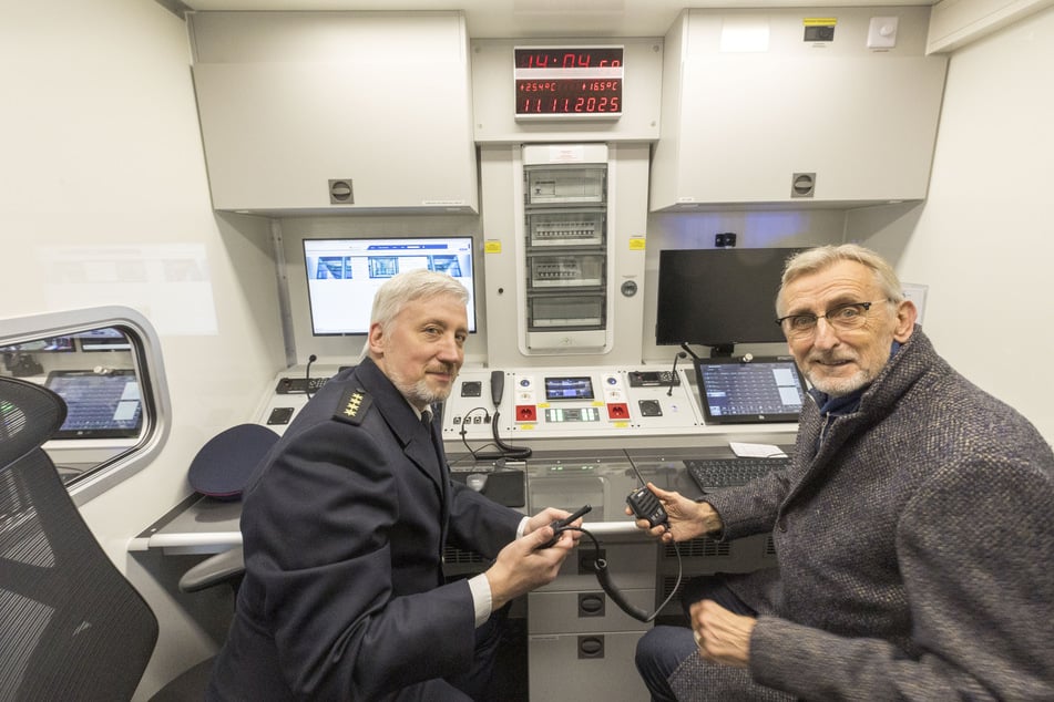 Sachsens Landesbranddirektor Jens Großer (52, l.) führte Innenminister Schuster die Technik der rollenden Einsatzzentrale vor.