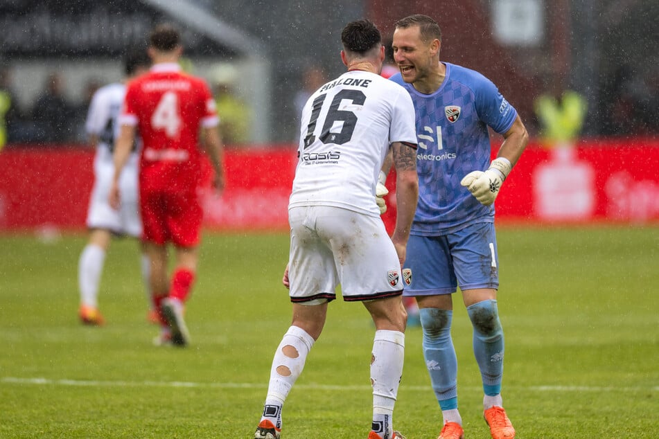Am 38. Spieltag der Saison 2024/25 gewannen Ryan Malone (2.v.r.) und Marius Funk (rechts) im Trikot von Ingolstadt noch 4:1 und das gegen Energie Cottbus.