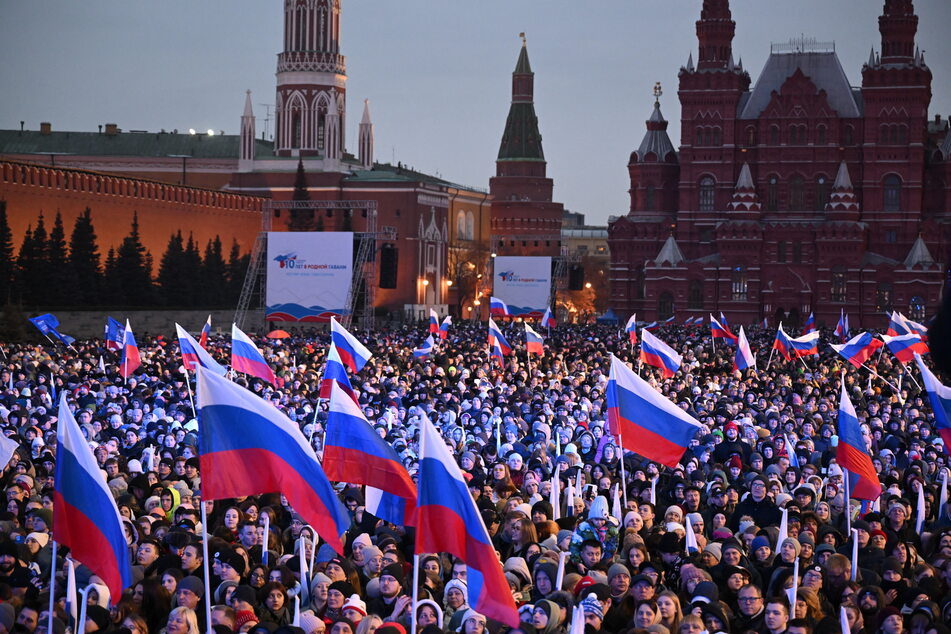 Vor Tausenden Menschen präsentiert sich Putin als haushoher Sieger der als unfair und unfrei eingestuften Präsidentenwahl.