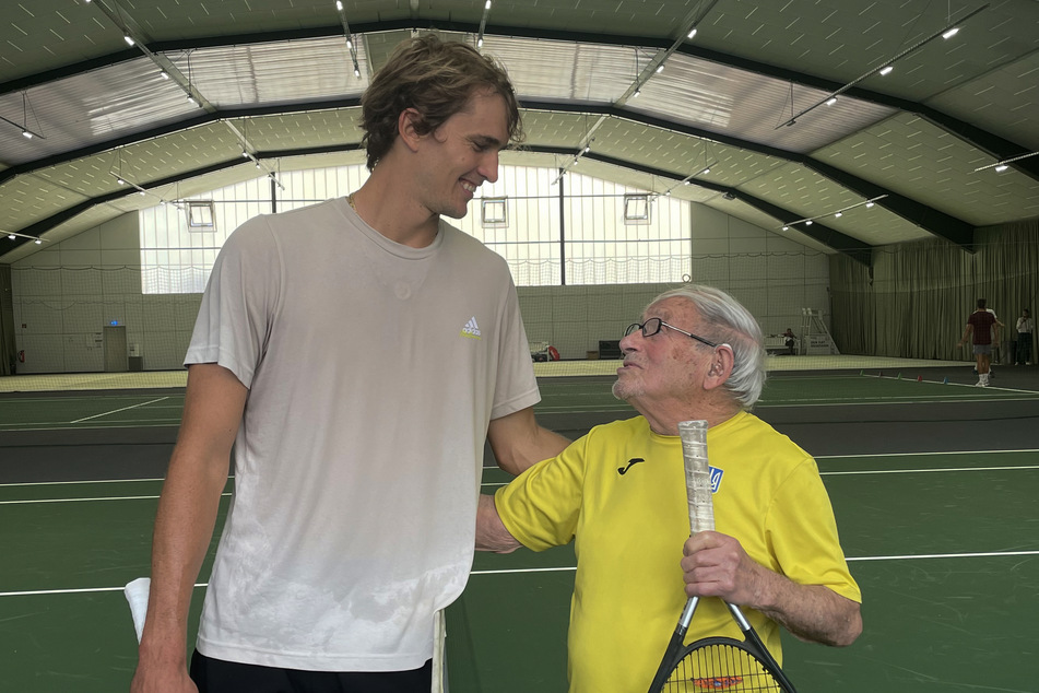 Tennisprofi Alexander Zverev (l. 25) steht neben Leonid Stanislavskyi (98) aus der Ukraine.