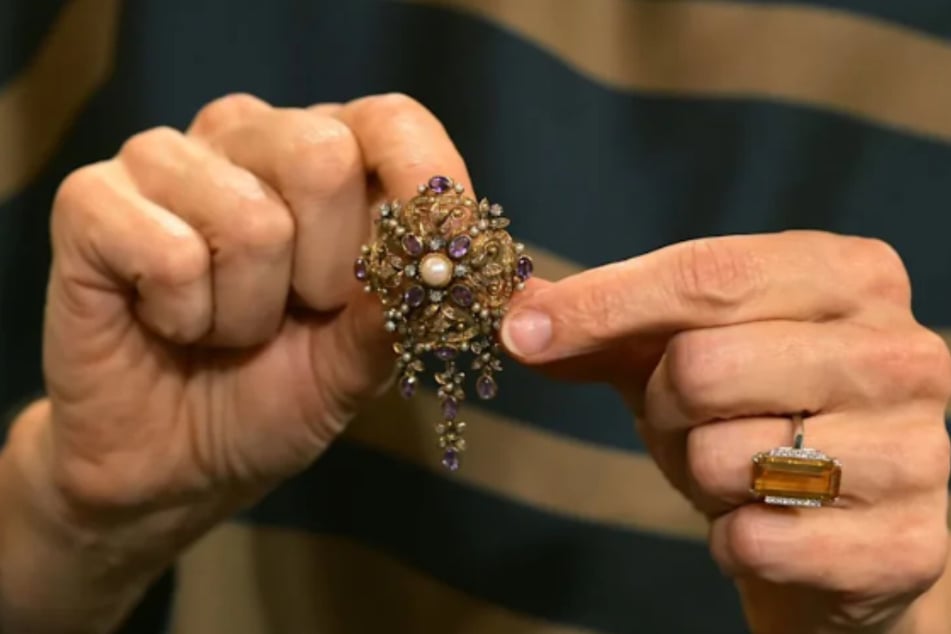 Amethysten, Diamanten, kleine Saatperlen und eine große Zuchtperle zieren das opulente Schmuckstück aus Portugal.