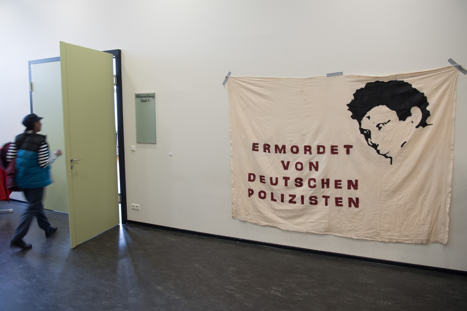 Transparent mit dem Aufdruck "Ermordet von deutschen Polizisten" der Initiative in Gedenken an Oury Jalloh.