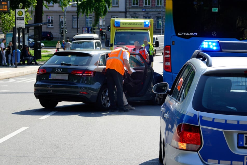 Crash in Chemnitz: Audi kracht mit CVAG-Bus zusammen
