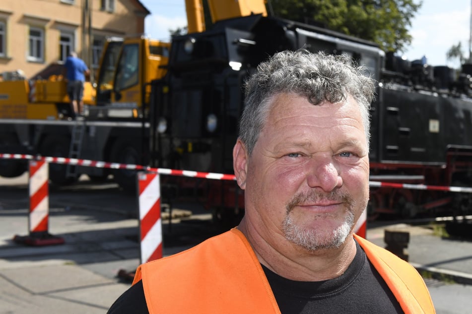 Betriebsleiter Mirko Froß (57) hofft, dass die Weißeritztalbahn am Mittwochnachmittag wieder verkehren kann.