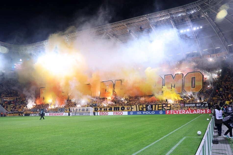 Die Dynamo-Fans läuteten das Pokalspiel mit einer großen Choreografie ein.