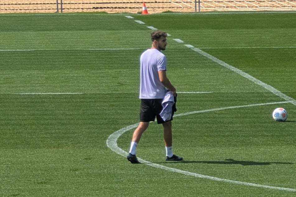 Für Danel Sinani war das Training nach gut 45 Minuten vorbei. So wie er vom Platz schlenderte, dürfte sein vorzeitiges Ausscheiden aus Gründen der Belastungssteuerung sein.