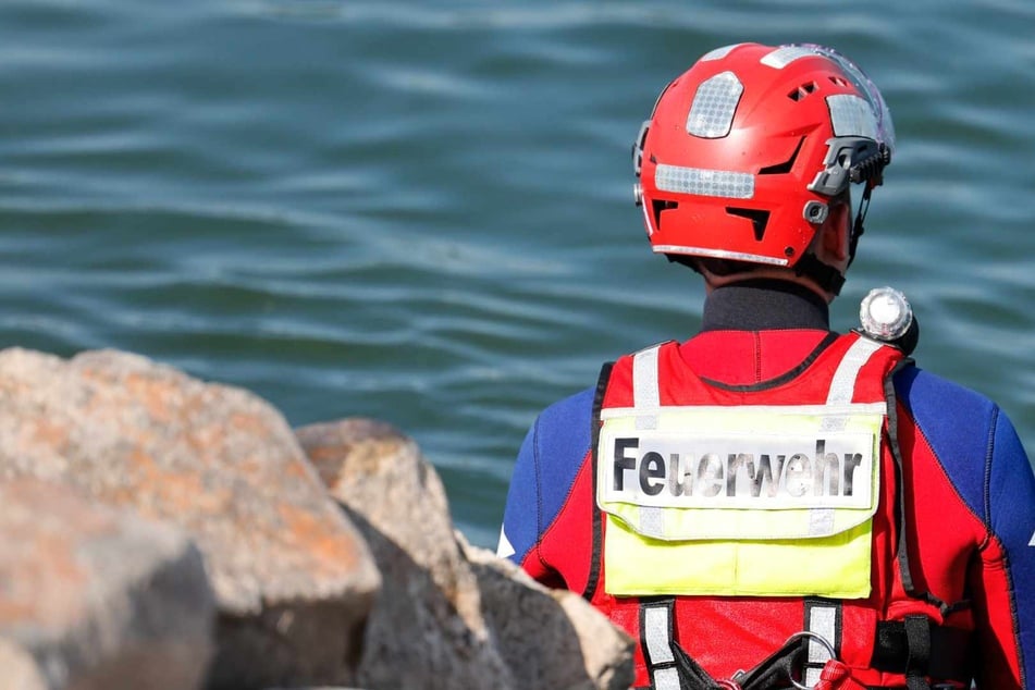 Jugendlicher stürzt von Boot und verschwindet: Große Suchaktion im Badesee