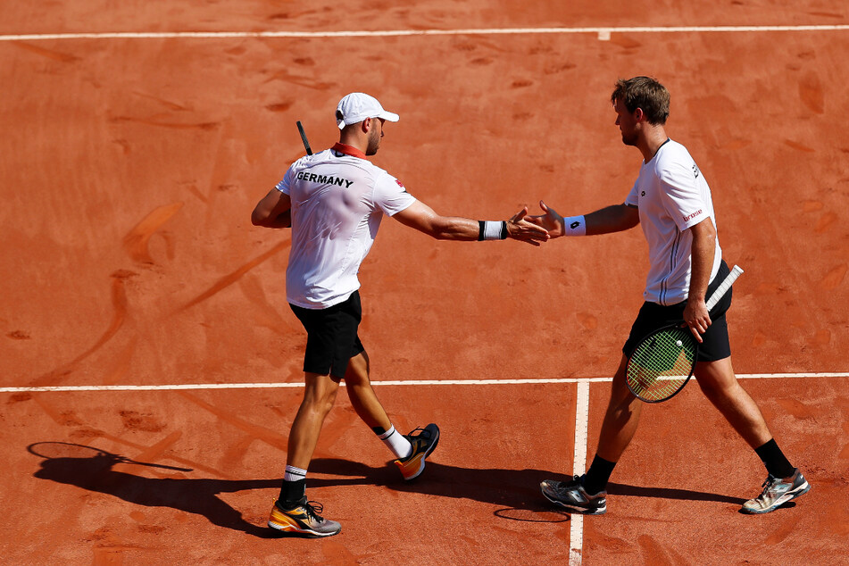 Y la dupla alemana de Kevin Krawetz (30, derecha) y Tim Putz (34) vencieron a Felipe Meligeni Rodríguez Alves (24) y Bruno Soares (33) de Brasil.