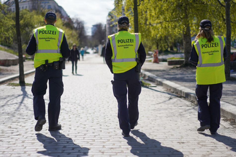 Ein Kommunikationsteam der Polizei geht Streife im Mauerpark.