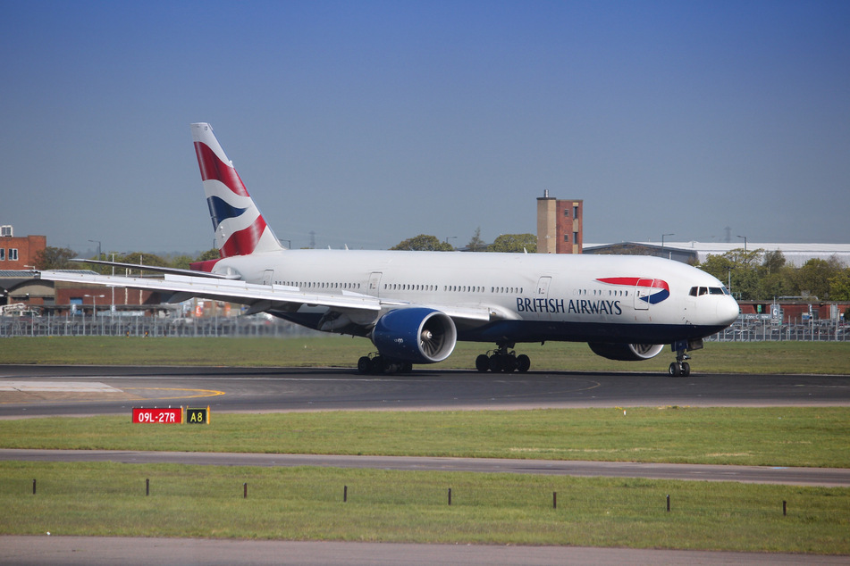 Eine Boeing 777 der British Airways nach der Landung in London-Heathrow. (Symbolbild)