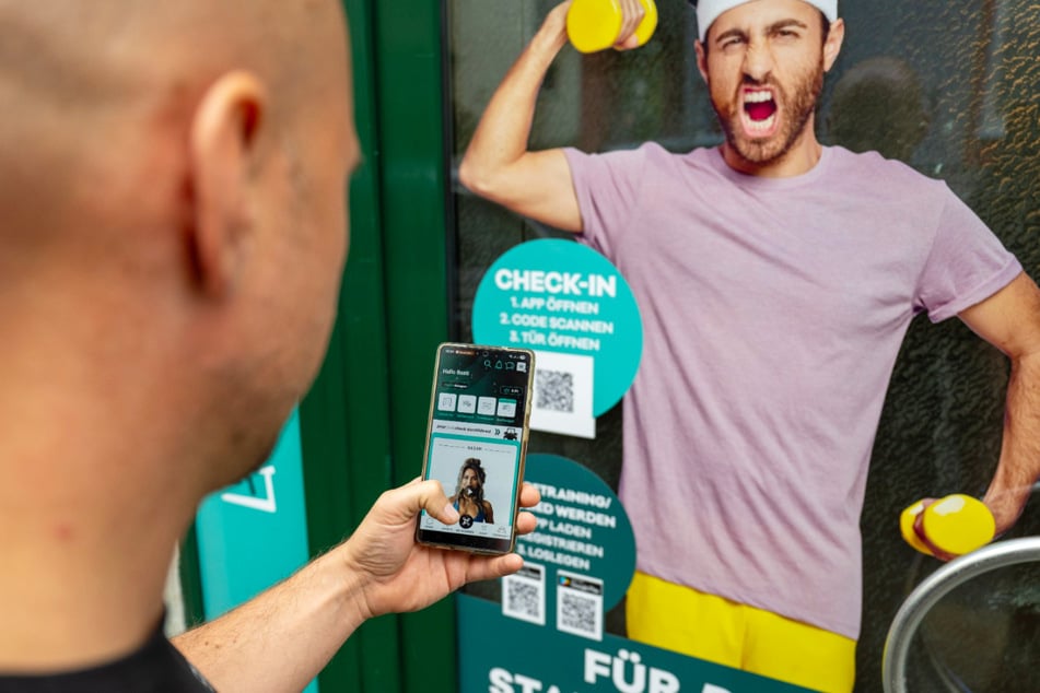 Mithilfe einer App scannen die Mitglieder einen QR-Code am Eingang und gelangen so ins Studio.