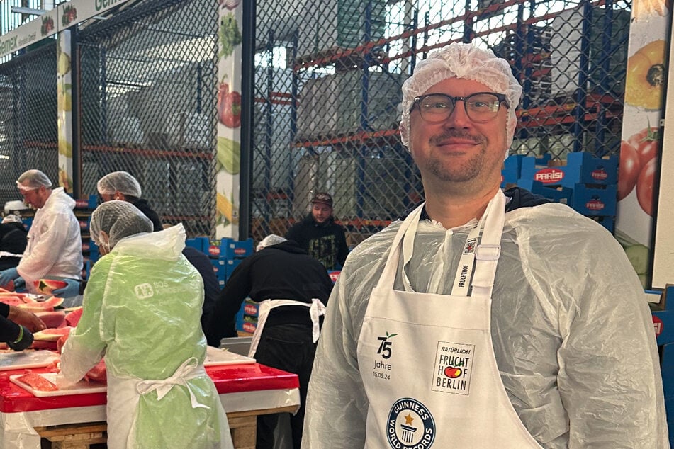 Marc (45) ist einer von den Schnipplern, die am heutigen Sonntag den größten Obstsalat der Welt kreiert haben.