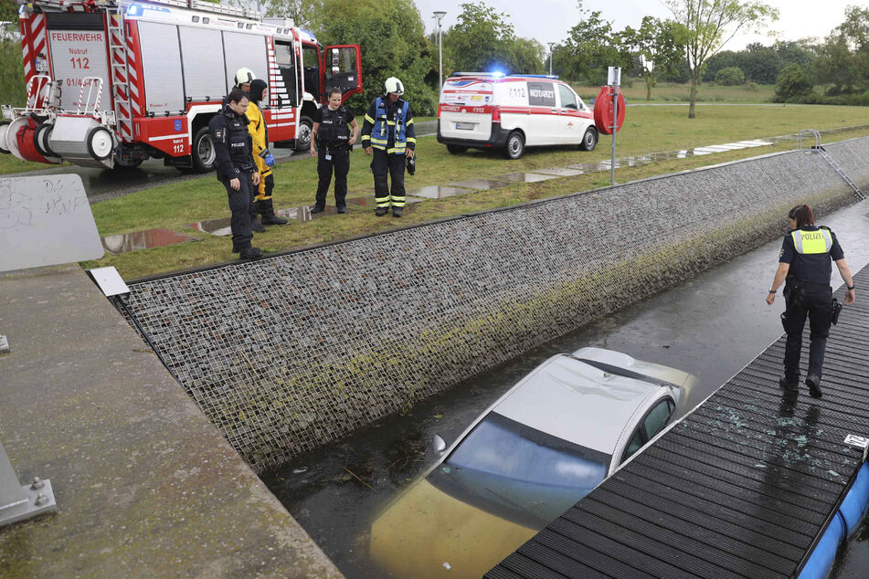 Spektakulärer Unfall in Rostock: Mann (74) landet mit Auto in Fluss