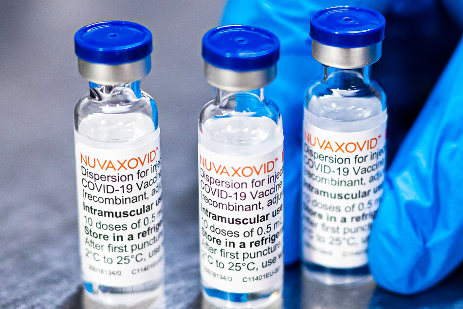 Ampullen mit dem Corona-Impfstoff des US-Herstellers Novavax stehen auf einem Tisch – die Nachfrage nach dem Vakzin ist in Hessen bislang gering.