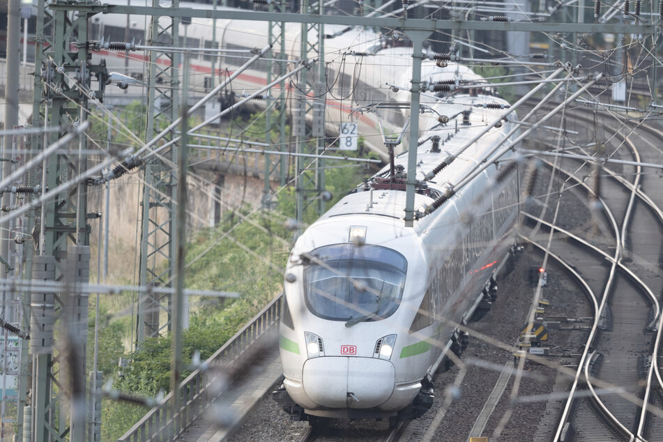 Von den Gleisarbeiten ist auch der Fernverkehr in Dresden betroffen.