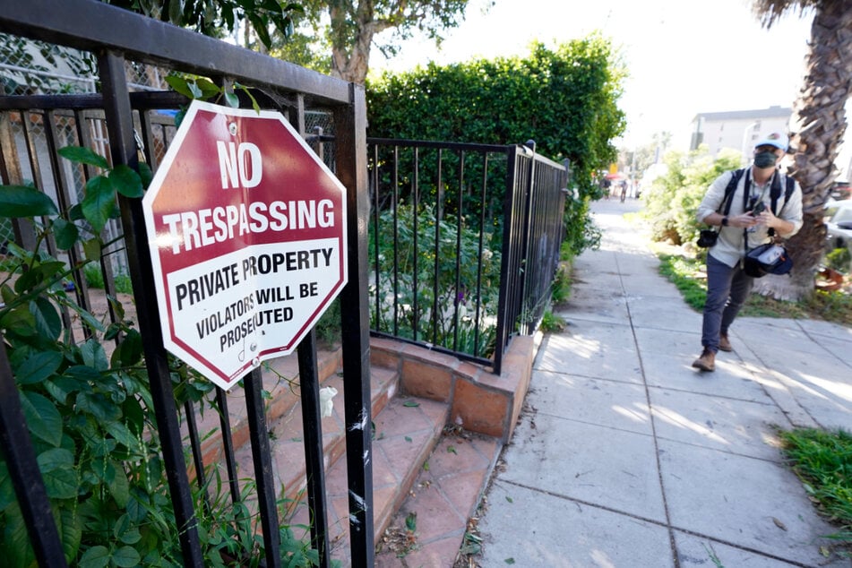 Ein Schild mit der Aufschrift "No Trespassing" (Unbefugtes Betreten verboten) hängt an einem Tor in der Nähe des Tatorts auf der North Sierra Bonita Avenue in Los Angeles, wo ein Angestellter von Lady Gaga überfallen wurde.