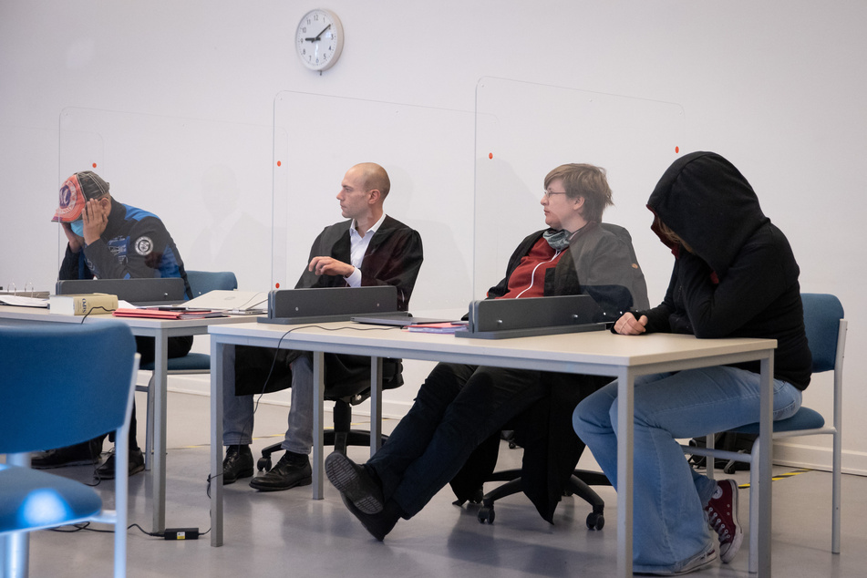 Der Angeklagten (l), die Angeklagte (r) und ihre Verteidiger sitzen zu Beginn des Prozesses im Gerichtssaal des Amtsgericht Altona.