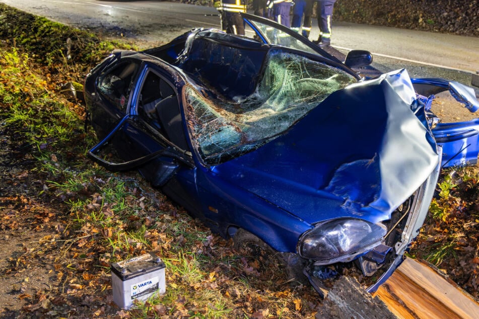 Honda kommt von Fahrbahn ab und kracht gegen Baum: Auto unter Stamm begraben