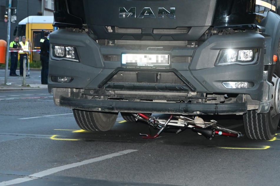 Das Fahrrad verkeilte sich unter dem Lastwagen.