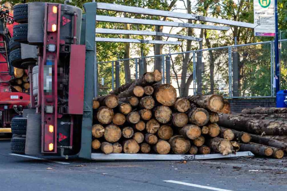 In einer Linkskurve verlor der Lkw-Fahrer die Kontrolle über den Holztransport. Die geladenen Baumstämme trafen unter anderem eine junge Frau (21).
