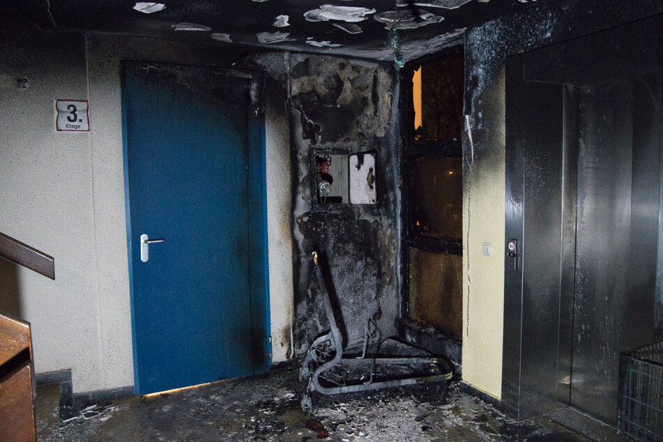Das Feuer brach im Flur des dritten Stocks eines Wohn-Hochhauses im Hammarskjöldring aus.