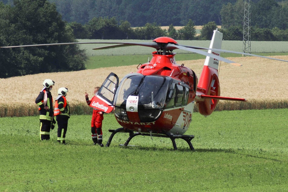 Ein Rettungshelikopter landete auf einem Feld nahe der Unfallstelle.